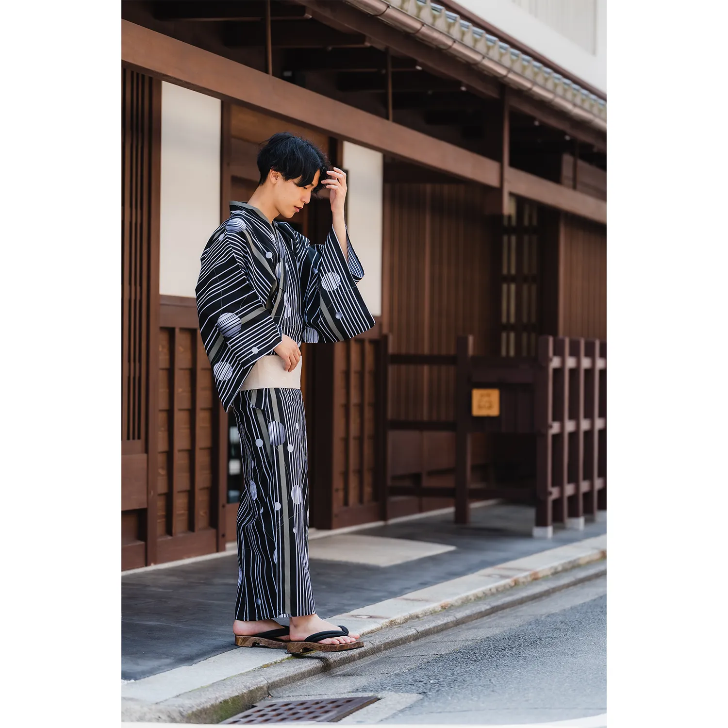 Men's Wooden Geta Sandals : Black Flex-leaf pattern